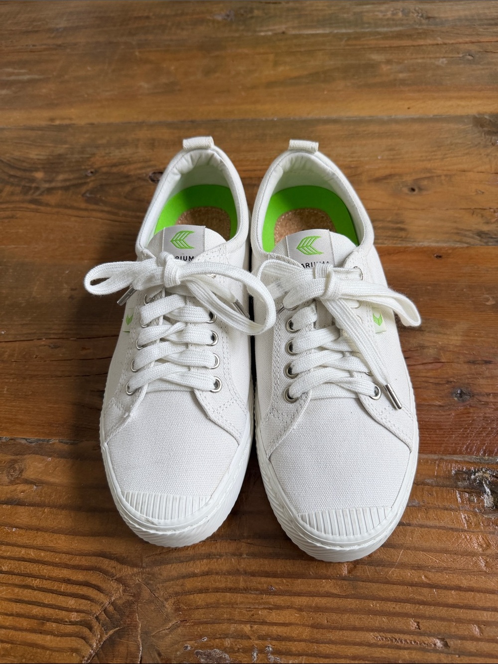 Cariuma Sneakers